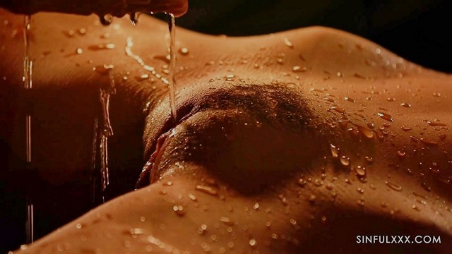 Красивая эротика с чувственным оральным сексом на мокрой кровати, красивое и нежное порно для женщин 